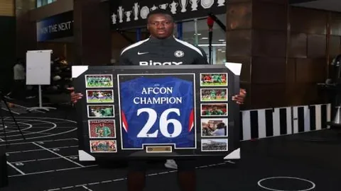 日韩世界杯小组赛竞争激烈，日本队锁定正赛名额，韩国队小组榜首位置岌岌可危